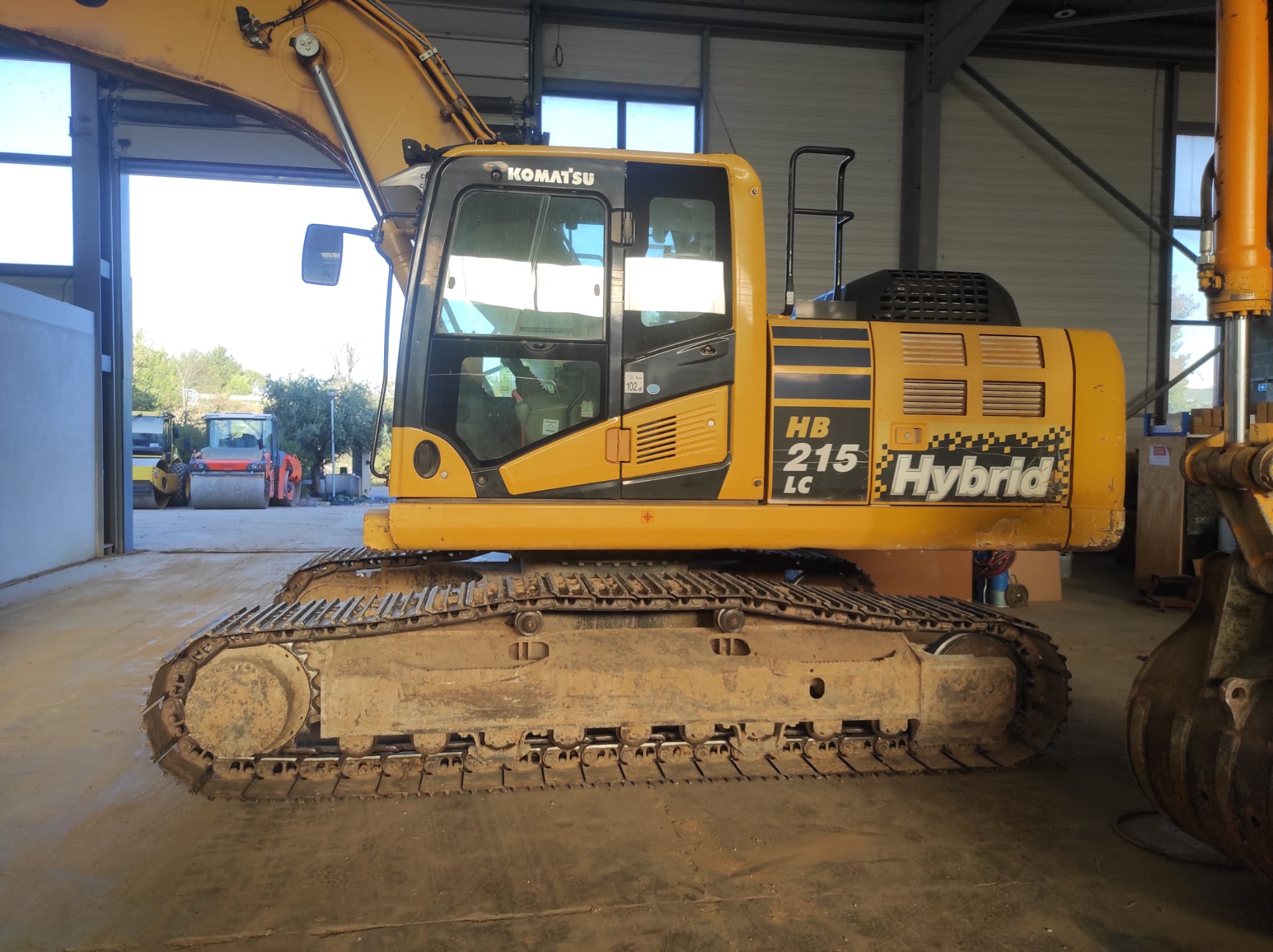 WhatsApp Image 2025-09-16 at 10.09.20 (2) Pelle Komatsu HB215LC-2 – Image 1